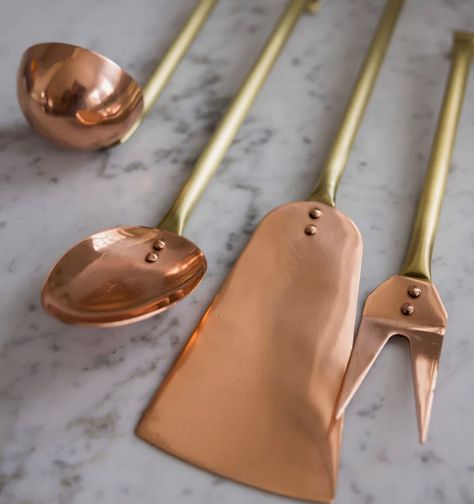 Copper Utensils with Hanging Rod Kitchen Utinsels, Hanging Utensils, Royal Kitchen, Coconut Shell Crafts, Rustic Pots, Coconut Cups, Brass Rod, Copper Bathtubs, Copper Utensils