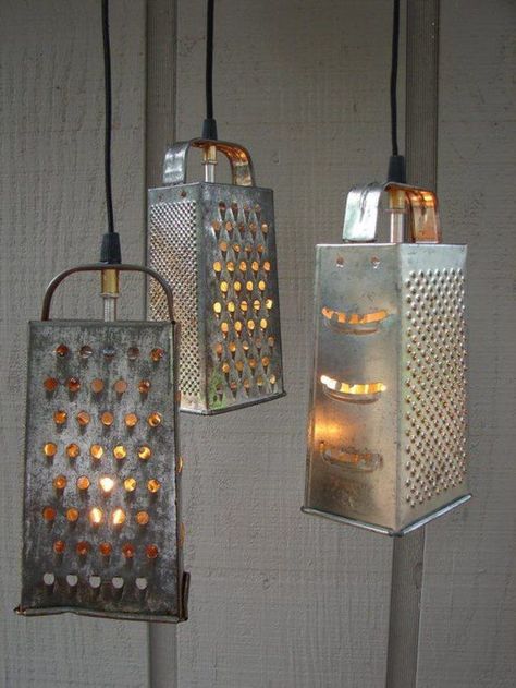 5 geniale DIY-Upcycling-Ideen für ausrangierten Küchenkram Cheese Grater Lights, Küchen In U Form, Vintage Upcycling, Diy Luminaire, Lampe Diy, Diy Lampe, Rustic Light Fixtures, Deco Luminaire, Stil Industrial