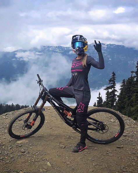 Tahnée Seagrave on Instagram: “I’m back baby! 💥 & NEW kit day 😍 Had the fricking BEST first day back on my bike doing party laps with some of the coolest people! I…” Mountain Biking Outfit, Biking Aesthetic, Mountain Biking Photography, Mtb Women, Mtb Girl, Mountain Biking Women, Bike Aesthetic, Bike Training, Downhill Bike