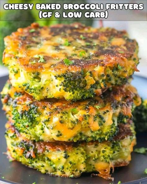 Broccoli Cakes Recipes, Keto Broccoli Patties, Baked Broccoli Fritters, Broccoli Florets Recipe, Healthy Food Smoothies, Broccoli Patties, Baked Broccoli, Fried Spinach, Broccoli Fritters