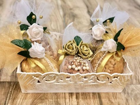 Photo By Sindhi Dry Fruits - Favors Dryfruit Bouquet, Dryfruits Packing Ideas For Wedding, Dry Fruits Packing Ideas Gift Wedding, Dryfruits Packing Ideas, Dry Fruit Hamper, Dry Fruits Box, Dry Fruit Basket, Hamper Diy, Fruit Hampers