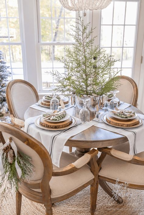 Easy Elegance Wednesdays {10} Christmas Dining Room Table, Christmas Dining Room Decor, Christmas Dining Table Decor, Breakfast Table Setting, Farmhouse Table Centerpieces, Simple Dining Table, Table Centerpieces For Home, Kitchen Table Centerpiece, Farmhouse Table Decor