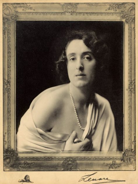 Lenare, Vita Sackville-West, ca. 1920s. Vita Sackville West, 20th Century Women, Bloomsbury Group, Ancient Queen, Great Poems, Magical Women, Women Writers, Tilda Swinton, Virginia Woolf