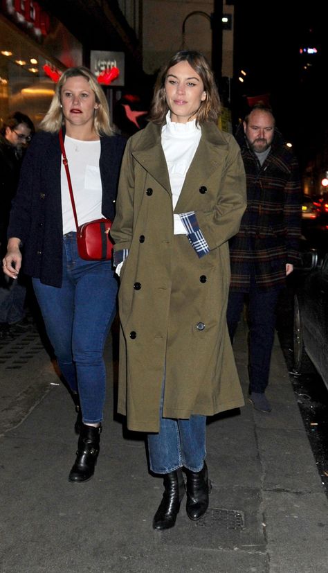 Khaki Trench Coat Outfit, Green Coat Outfit, Alexa Chung Street Style, Trench Coat Street Style, Olive Trench Coat, Olive Coat, Trench Outfit, Olive Green Coat, Olive Clothing