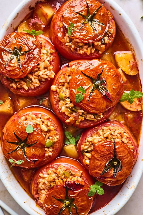 Greek Stuffed Tomatoes (Gemista/Yemista) | Olive & Mango Gemista Recipe, Greek Stuffed Tomatoes, Resepi Biskut, Greek Dinners, Stuffed Tomatoes, Greek Cooking, Greek Dishes, Mediterranean Diet Recipes, Tomato Recipes