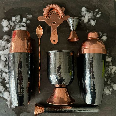 🇲🇽 100% Mexican Copper & 100% Hand Hammered: Black Nickel 7 Piece Set (also sold individually) INCLUDED: Boston Shaker 24 oz. | 6.5in. Height (large) 4.2in. Height (small) Cobbler Shaker 24 oz. | 9in Height x 3.2in. Width Mixology Bar Spoon 10in. Hawthorne Strainer 6.5in Jigger 1 oz (small) 2 oz. (large) | 3.5in. Height Cocktail Muddler 8.8in. Height Mixing Cup 20 oz. | 5.3in. Height x 3.5in. Width #bartender #cocktails #mixology #copperbar #tequila #mezcal #bartenderlife #handmade Indoor Bar Decor, Mixology Bar, Hey Bartender, Mezcal Cocktails, Artisan Decor, Copper Work, Bar Tool Set, Copper Bar, Apt Ideas