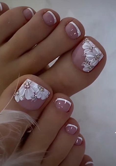 Bridal Toes Nails Brides, Nail Art Feet Toenails, Nails Toes Design, Toe Designs Pedicure, Bridal Nails Designs, Simple Family Meals, Pedicure Nail Designs, Cheap Meal, Gel Toe Nails