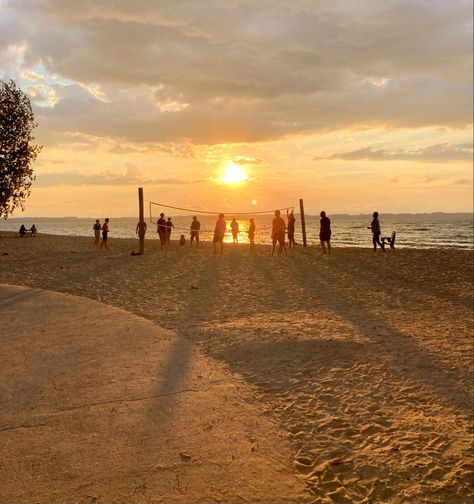 Sunset Aethstetic, Beach Aethstetic, Summer Aethstetic, Volleyball Aesthetic Beach, Volleyball On Beach Aesthetic, Volleyball Beach, Volleyball At The Beach, Sunrise Beach Aesthetic Friends, Ocean Vibes