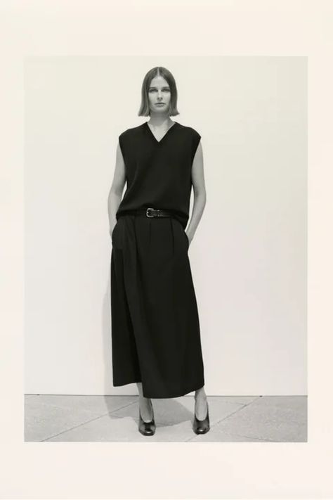 The Row Spring 2021 Ready-to-Wear Collection | Vogue Style Rut, Vintage Trousers, Black Knit Dress, Crisp White Shirt, Vogue Russia, 가을 패션, New Classic, Vogue Paris, New York Fashion