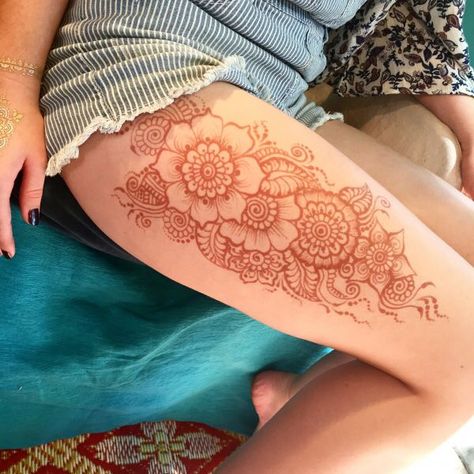 Thigh Henna, Cool Henna, Henna Hand Designs, Henna Ink, Henne Tattoo, Leg Henna, Cute Henna, Tato Henna, Henna Tattoo Hand