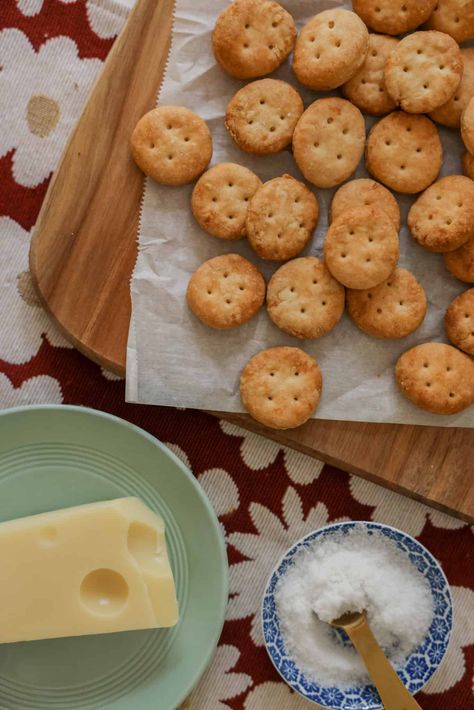 Sourdough Crackers, Olive Oil Crackers, Ritz Cracker Recipes, Healthy Crackers, Club Crackers, Butter Crackers, Homemade Crackers, Sour Dough, Sourdough Baking