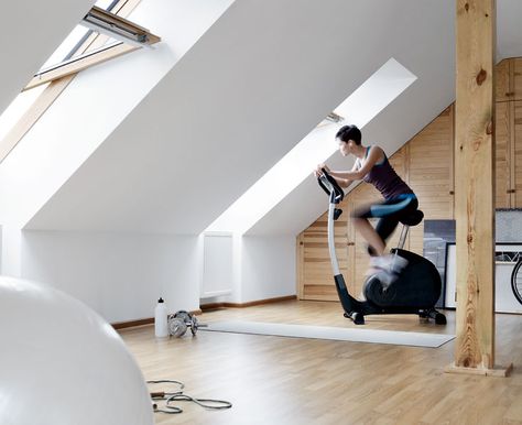 Turning an unused attic into a sports room. The roof windows allow a view on the outside while cycling! Home Gym Attic, Attic Gym Ideas, Loft Gym, Attic Gym, Yoga Nook, Room Above Garage, House Gym, Finished Attic, Roof Windows