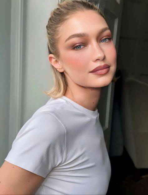 Gigi Hadid Gigi Hadid Brunette, Gigi Hadid Modeling, Divine Feminine Art, Demi Moore, Feminine Art, Gigi Hadid, Divine Feminine, Glow Up?, Photography Poses