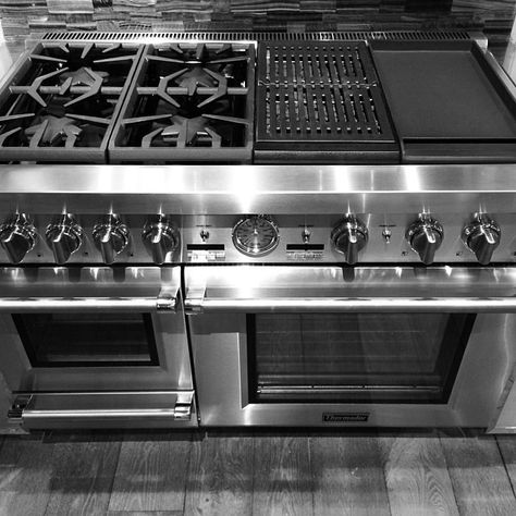 Kitchen Grill Indoor, Industrial Stove In Kitchen, Thermador Kitchen, Chefs Kitchen Design, Wolf Kitchen, Ultra Modern Furniture, Design My Kitchen, Kitchen Appliances Design, Luxury Mansions Interior