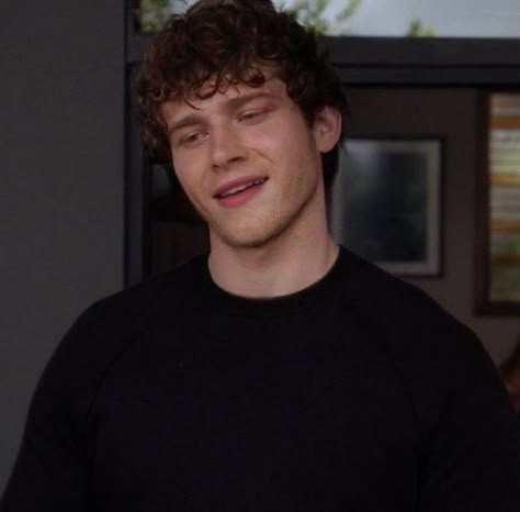 Young Oliver Stark, Oliver Stark Curly Hair, Evan Buckley Icon, Evan Buckley Aesthetic, Buck Buckley, Buck And Eddie, 9 1 1 Tv Show, Evan Buckley, Young Buck