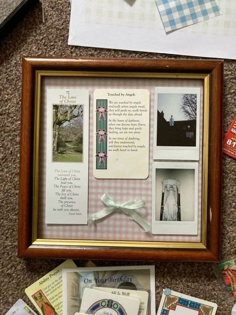 Handmade House Decor, Vintage Aesthetic Gift Ideas, Tiny Picture Frames Ideas, Retro Craft Ideas, Thrift Store Room Decor, Vintage Frame Collage, Scrapbook Picture Frame, Cute Photo Frame Ideas, Clear Picture Frame Ideas