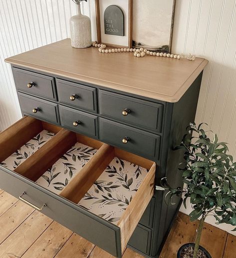 Upcycled Dresser Ideas, Vintage Dresser Restoration, Renovated Furniture Before After, Small Dresser Flip, Dresser Set Makeover, Dresser Renovation Diy, Furniture Flip Inspiration, Redone Dressers Before And After, Furniture Before And After