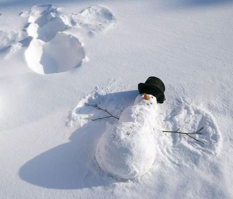 Snowman making a snow angel! Snow Sculptures, 9gag Funny, Winter Szenen, Snow Much Fun, Snow Art, Snow Fun, Snow Angels, Winter Scenery, Winter Beauty