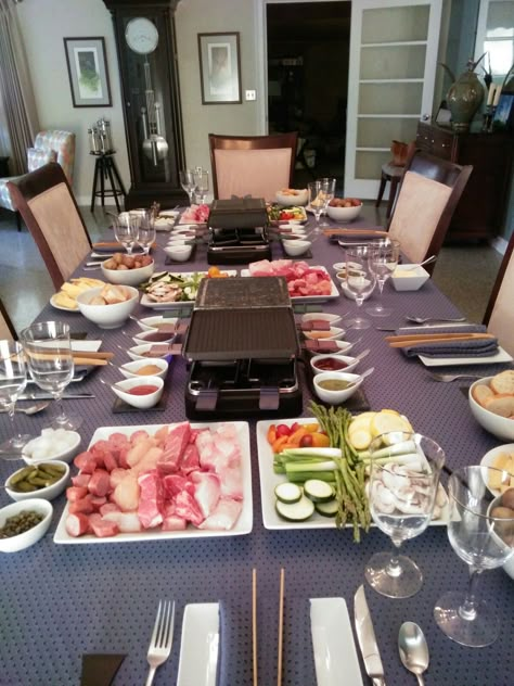 Raclette Party Racellete Recipes Raclette Party, Raclette Table Setting, Raclette Ideas Dinner Parties, Christmas Raclette, Raclette Party Decoration, Table Raclette, Raclette Night, Raclette Recipes Dinners, Raclette Ideas