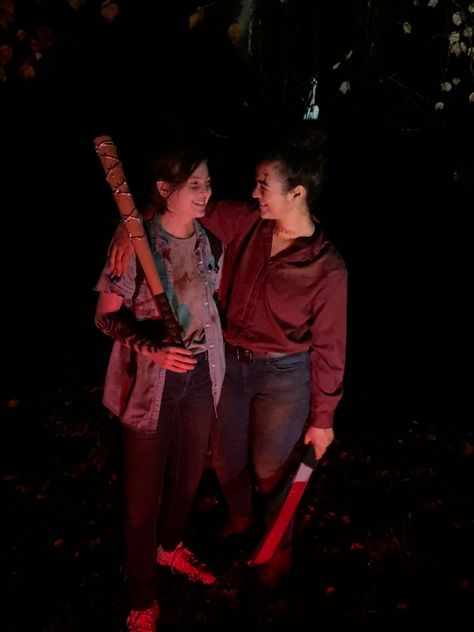 Masc X Fem Halloween, Ellie And Dina Costume, Couples Halloween Costume Ideas For Lesbians, Halloween Costumes For Lesbians, Sapphic Couple Costume, Cute Wlw Halloween Costumes, Wlw Matching Halloween Costumes, Lesbian Couple Cosplay Ideas, Wlw Costumes Halloween Couple