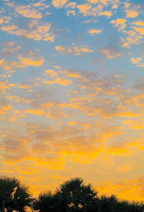 Yellow Clouds Aesthetic Wallpaper, Light Blue Yellow Aesthetic, Yellow And Light Blue Aesthetic, Light Yellow Wallpaper Aesthetic, Yellow Aesthetic Sky, Yellow Clouds Aesthetic, Blue And Yellow Aesthetic Wallpaper, Yellow Sky Wallpaper, Yellow Aesthetic Homescreen