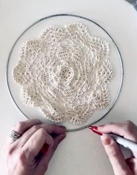 Diy Doily Dreamcatcher, Dream Catcher With Doilies, Doily Dream Catchers Pattern, Doily Dream Catcher Diy, How To Make A Dream Catcher, Diy Dream Catcher, Diy Dream Catcher Tutorial, Doily Dream Catchers, Atrapasueños Diy