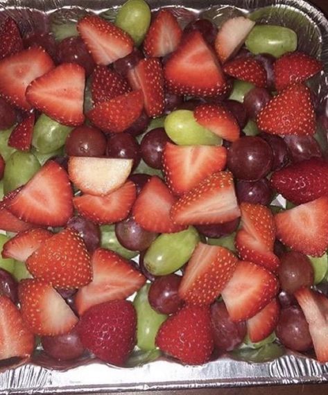 Strawberry And Grapes, Grapes And Strawberries, Strawberries And Grapes, Food Goals, Food Obsession, Healthy Snacks Recipes, Food Cravings, I Love Food, Aesthetic Food