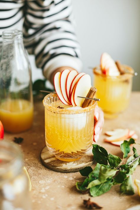 Spiced apple mocktail recipe, my delightful, refreshing and easy homemade mocktail, while celebrating autumn with this yummy seasonal version including apple, ginger, cinnamon and kombucha! Can you imagine the explosion of flavours? A hint of warming spice combined with sweet refreshing apple and the light effervescence of kombucha tea. Bliss! Apple Mocktail, Vegan Food Photography, Kombucha Tea, Cocktail Photography, Fall Recipes Healthy, Refreshing Drinks Recipes, Colour Theory, Food Photography Inspiration, Mocktail Recipe