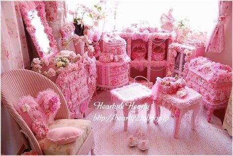 Get gyaru interior design inspiration for any space in your home: living room, dining room, bedroom, office, and more! Home Gyaru, Diy Princess Room, Gyaru Room, Pink Vintage Bedroom, Pink Gyaru, Pink Princess Room, Design Decor Ideas, Princess Palace, Interior Design Books