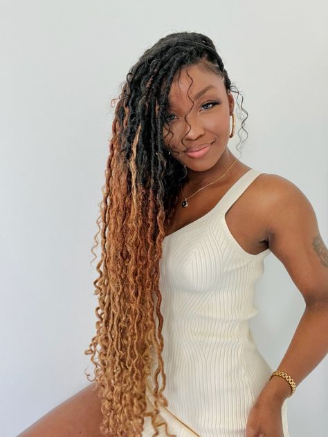 Ombre Goddess Faux Locs, Highlight Faux Locs, Ombre Boho Locs, Goddess Locs With Color, Ombré Faux Locs, Goddess Faux Locs With Color, Blonde Boho Locs, Faux Locs With Color, Faux Loc Hairstyles