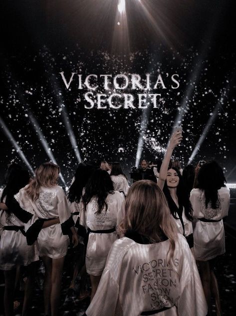 Victoria Secret Poster, Vs Models Aesthetic, Profumo Victoria Secret, Victoria's Secret Aesthetic, Angel Posters, Victoria Secret Wallpaper, Fashion Dream Job, Victoria Secret Show, Victoria's Secrets