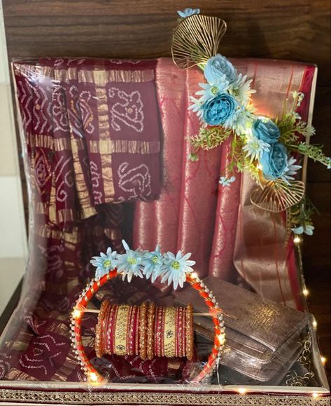 Saree Tray Decoration Ideas, Bhaat Function Gift Ideas, Chhab Decoration Indian, Wedding Trays Decoration Indian Trousseau Packing, Chab Decoration Wedding, Saree Packing Ideas Wedding, Packing For Wedding, Shaadi Decor, Wedding Trays