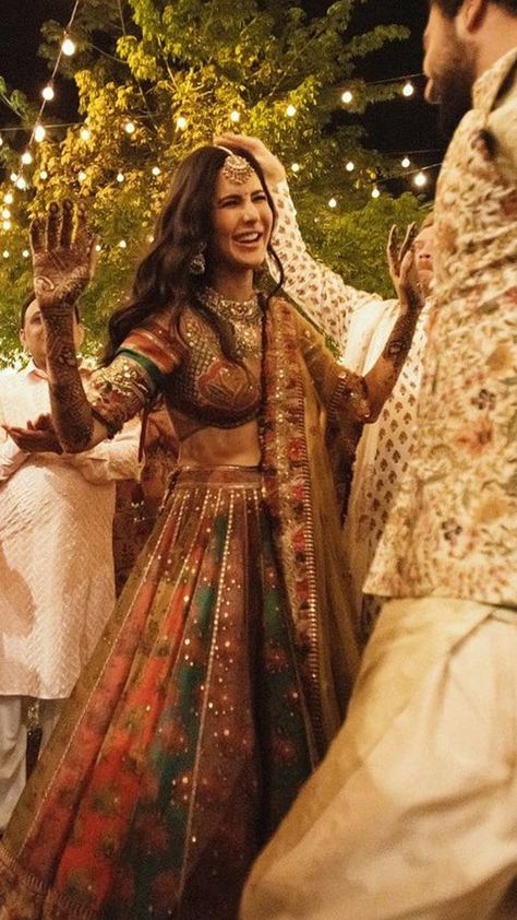 Mehendi Dress Brides, Mehendi Outfit Ideas, Mehendi Outfits For Bride, Dress With Sleeves Wedding, Aesthetic Wedding Dress, Mehandi Outfits, Wedding Dress Aesthetic, Mehndi Outfit, Wedding Dresses Ideas