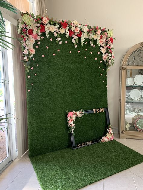 Garden Photobooth Ideas, Flower Photo Wall Wedding, Selfie Station Ideas Backdrops, Green Backdrop With Flowers, Spring Photo Booth, Green Wall Backdrop, Artificial Flower Garland, Artificial Wall, Grass Backdrops