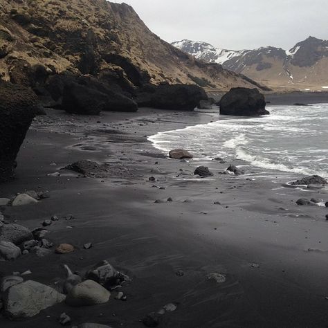 Akita, Maui Black Sand Beach, Black Sand Beach Hawaii, Black Sand Beaches, Beach Model, Black Sand Beach, Beach Wallpaper, Big Waves, Black Sand