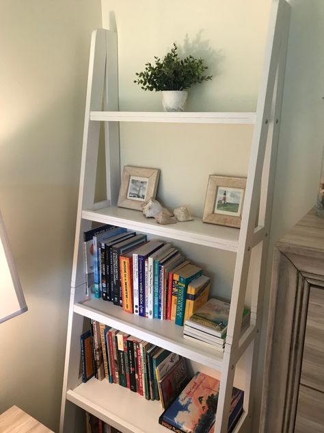 Small Bookshelf For Bedroom, Small Bookshelf Aesthetic, Bedroom Bookshelf Decor, Bedroom With Bookshelf, White Bookshelf Decor, Bookshelf Inspo, Small Bedroom Inspiration, Wall Wardrobe Design, Bookshelf Inspiration