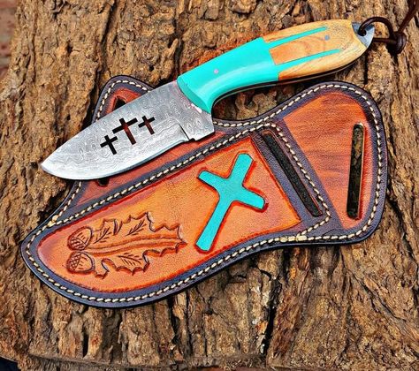 the knife is made of full tang Damascus steel .overall length is 8 inches .handle is made of Olive wood and resin ,comes with cross draw leather sheath . Western Things For Women, Western Pocket Knife, Tooled Leather Design Pattern, Western Christmas Gifts, Western Gift Ideas, Cowboy Knife, Leather Knife Sheath Pattern, Diy Western, Western Things