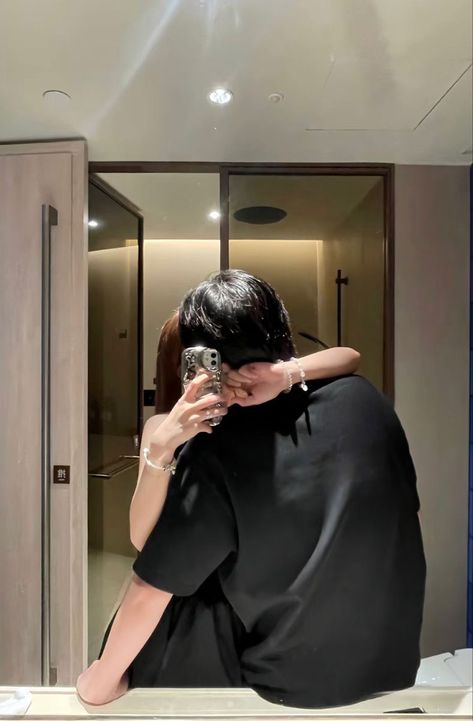 Couple Pic, Extroverted Introvert, 사진 촬영 포즈, Ulzzang Couple, Love Couple Photo, Korean Couple, Couples Images, Couples Poses For Pictures, Cute Relationship Goals