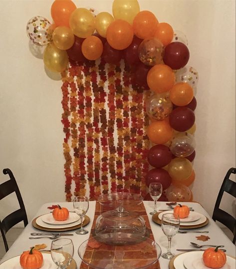 Thanks Given Decoration, Upcycling, Diy Thanksgiving Backdrop, Thanksgiving Party Decorations Ideas, Thanksgiving Decorations Party, Thanksgiving Backdrop Ideas Diy, Thanksgiving Decorations For Work, Thankgiving Setup, Thanksgiving Decorations Balloons