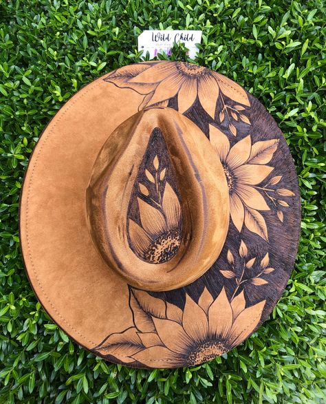 Blackout sunflowers *Vegan Suede Custom Burned Hat Personalization is free (name, short quote, date, small butterfly, etc.) Adjustable to fit large heads down to children size.   All hats come with a band and feather.  Priority Shipping with $100 Insurance. Please allow 2-3 weeks for delivery. These are handmade and in high demand.  If you need it sooner, please message me and I will try to accommodate you. Sunflower Cowboy Hat, Sunflower Burned Hat, Wood Burn Hat, Burned Ball Cap, Burned Cowboy Hat Designs, Burnt Hat Design Ideas, Burnt Hat Design, Hat Burning Ideas, Diy Leather Hat