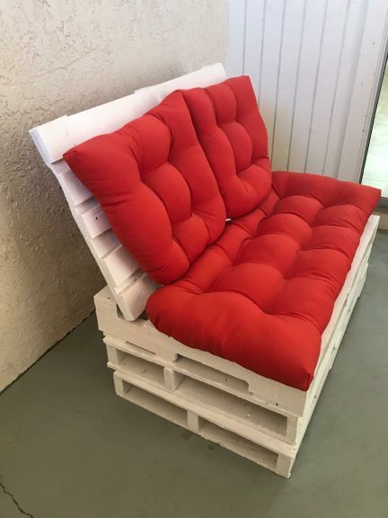 Chair Pallet Ideas, Palet Chair Ideas, Pallet Furniture Outdoor Accent Chairs, Pallet Chairs Indoor, Diy Pallet Chair Indoor, Pallet Chairs Indoor Coffee Tables, Pallet Chair, Pallet Outdoor, Pallet Furniture Outdoor