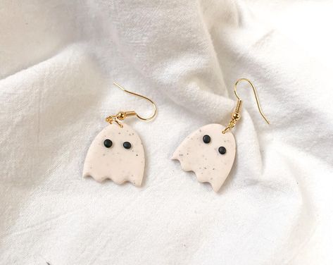 Cute Clay Earrings Aesthetic, Diy Earrings Clay, How To Make Clay Earrings, Aesthetic Clay Earrings, Polymer Clay Earrings Aesthetic, Diy Earrings Aesthetic, Clay Earrings Aesthetic, Clay Earrings Ideas, Jewelry Diy Earrings