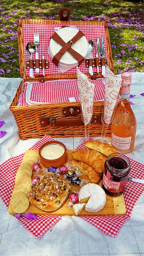 Beautiful Picnic in Melbourne, Australia Picnic Basket Diy, Romantic Picnic Food, Beautiful Picnic, Picnic Date Food, Picnic Planning, Picnic Gifts, Picnic Basket Set, Picnic Sandwiches, Waterproof Blanket