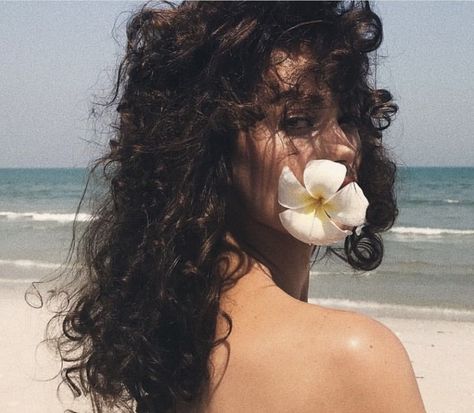 Aesthetic Beach Pictures Instagram, Curly Hair With Flowers, Beach Hair Aesthetic, 90s Photography, Beach Core, Trendy Photography, Island Girl, Beach Photoshoot, Summer Dream