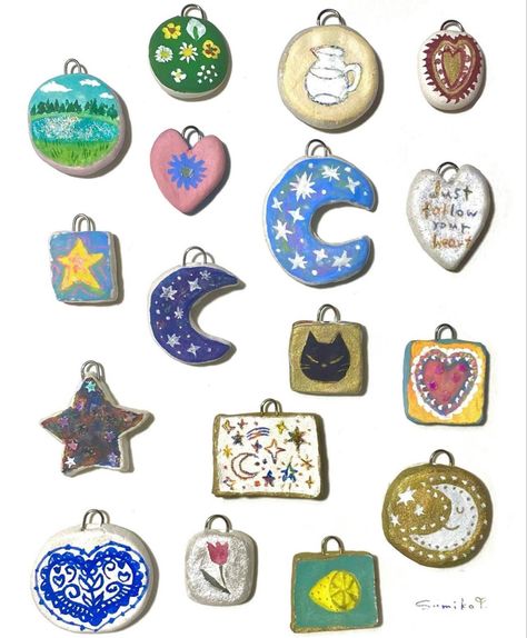 Clay Julery, Charms For Necklaces Pendants, Air Dry Clay Ideas Jewelry, Air Dry Ceramics Ideas, Clay Craft Aesthetic, Aesthetic Clay Stuff, Clay Charm Aesthetic, Clay Jewelry Aesthetic, Sculpy Ideas