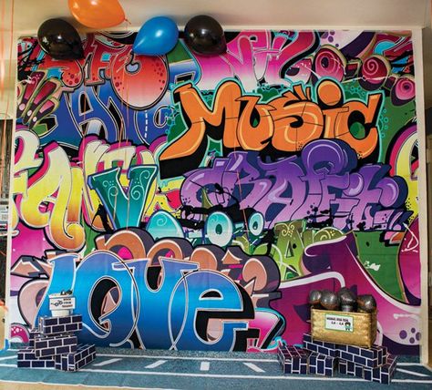 DJ booth/Backdrop 80s Hip Hop Party, Hip Hop Party Theme, Dance Birthday Party, 90s Hip Hop Party, Hip Hop Birthday Party, Brooklyn Queen, 90s Party Ideas, Nyc Flowers, Graffiti Party