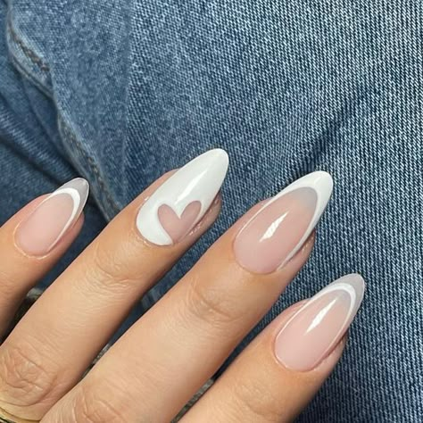 Minimal Valentines Day Nails, White Heart Nail Designs, Nails Corazones, White Nails With Hearts, White Valentines Day Nails, White Valentines Nails, Valentines Products, Bio Nails, Heart Nail Designs