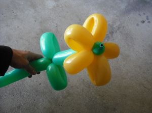 Easily Create 5 Flower Balloon Animals with These Step-by-Step Instructions: Flower Balloon Animal - Version 2 Easy Balloon Animals, Ballon Diy, How To Make Balloon, Balloon Toys, Balloon Modelling, Troll Party, Balloon Crafts, Balloon Sculptures, Balloon Shapes