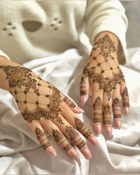 Mehendi Simple Palm, Palm Bridal Henna, Henna Designs Heavy, Mehendi Designs For Hands Aesthetic, Nikkah Mehndi Designs, Mehndi Designs Simple Palm, Mehndi Palm Designs, Heavy Mehendi Designs, Henna Wedding Designs