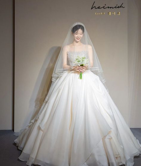 Korean Wedding Gown, Wedding Dress Korean Style, Beautiful Bride Dress, Wedding Dress Korean, Wedding Dresses Korean, Korean Bride, Gaun Dress, Fairy Gown, Korean Wedding Dress